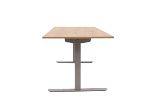 Hæve sænkebord med ege laminat bordplade set fra siden af.