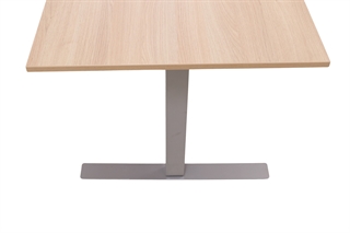 Hæve sænkebord med ege laminat bordplade set fra enden af.