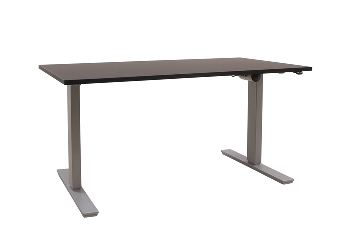 Hæve sænkebord med sort nano laminat bordplade set forfra i en skrå vinkel.