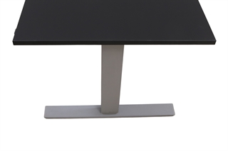 Hæve sænkebord med sort nano laminat bordplade set fra enden af.Hæve sænkebord med sort nano laminat bordplade set fra enden af.