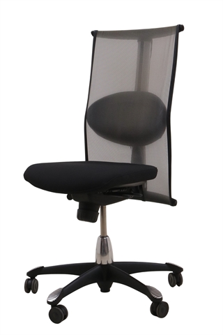 Håg H09 kontorstol i sort med meshryg, set forfra i en skrå vinkel.