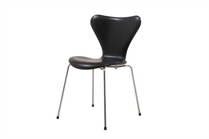 Fritz Hansen 7er stol i sort ægte læder set forfra i en skrå vinkel.