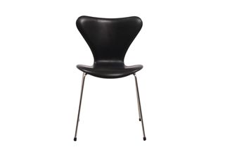 Fritz Hansen 7er stol i sort ægte læder set forfra.