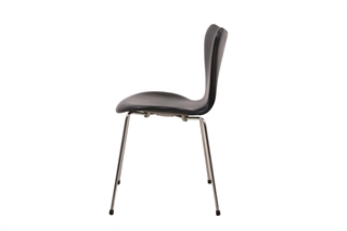 Fritz Hansen 7er stol i sort ægte læder set fra siden af.