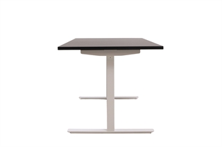Fumac Square hæve sænkebord i sort laminat set fra enden af.
