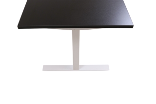 Fumac Square hæve sænkebord i sort laminat set bagfra.Fumac Square hæve sænkebord i sort laminat set fra enden af.