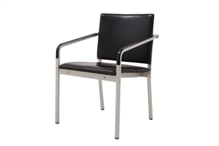 Thonet stol i sort ægte læder set forfra i en skrå vinkel.