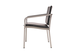 Thonet stol i sort ægte læder set fra siden af.