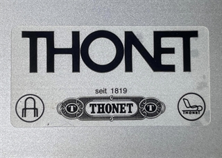 Thonet mærket set tæt på.