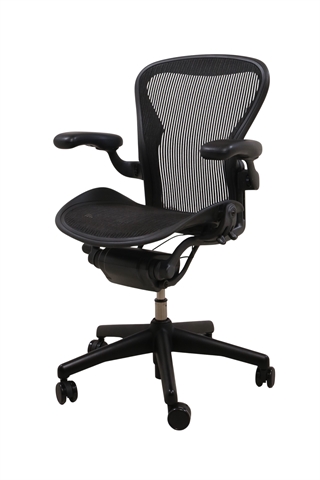 Herman Miller Aeron kontorstol i sort med armlæn set forfra i en skrå vinkel.