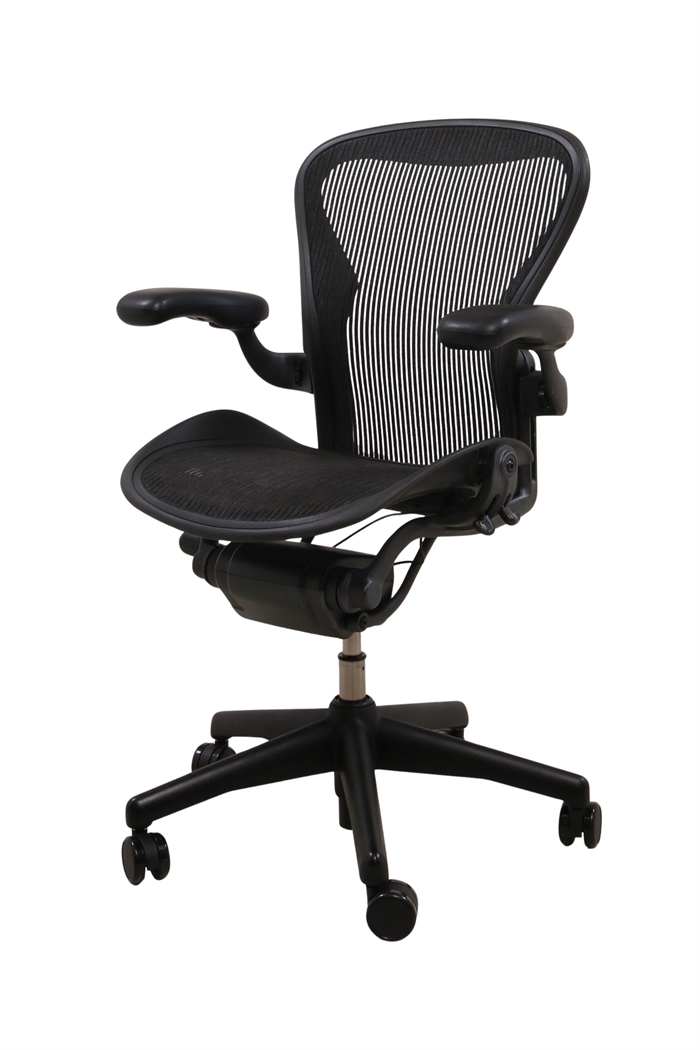 Herman Miller Aeron kontorstol i sort med armlæn set forfra i en skrå vinkel.