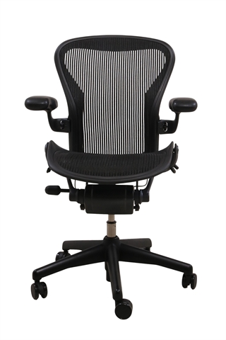 Mesh i graphite til Aeron stol.Herman Miller Aeron kontorstol i sort med armlæn set forfra.