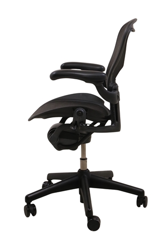 Herman Miller Aeron kontorstol i sort med armlæn set fra siden af.