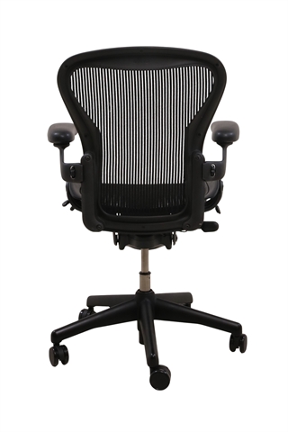Herman Miller Aeron kontorstol i sort med armlæn set bagfra.