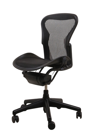 Herman Miller Aeron Classic A kontorstol i sort set forfra.
