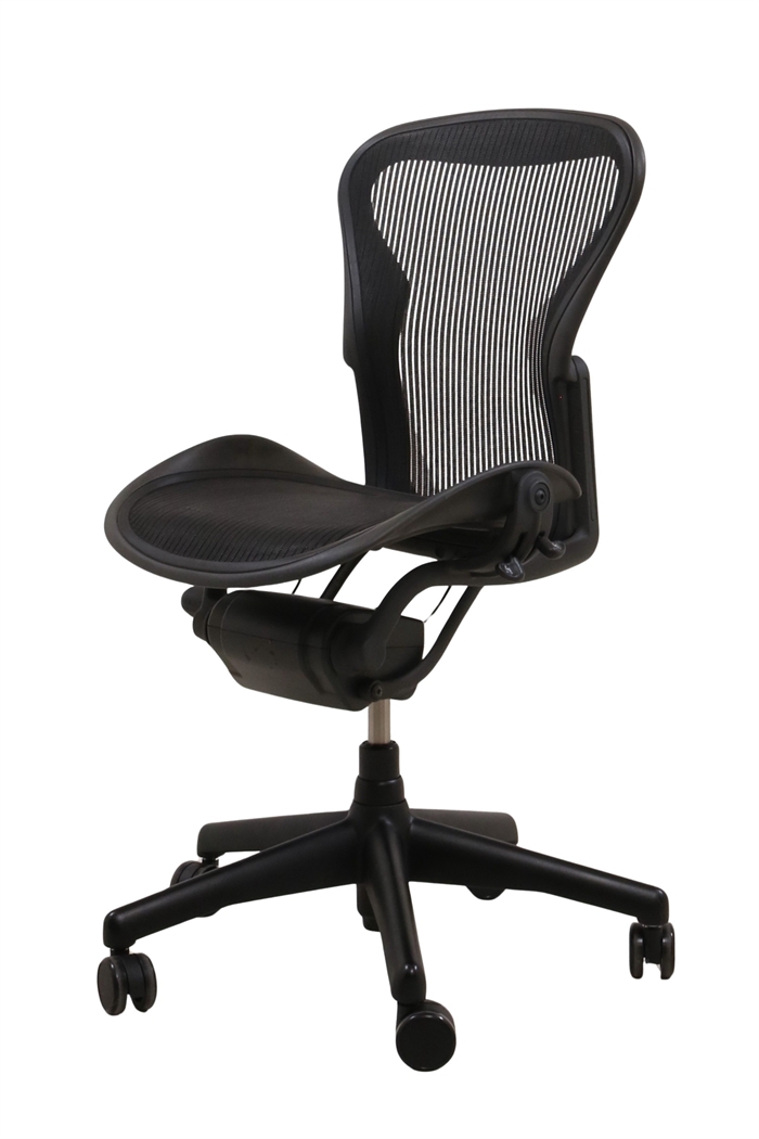 Herman Miller Aeron Classic A kontorstol i sort set forfra.