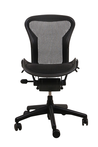 Herman Miller Aeron Classic A kontorstol i sort set forfra.