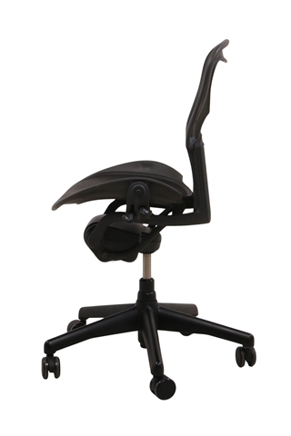Herman Miller Aeron Classic A kontorstol i sort set fra siden af.