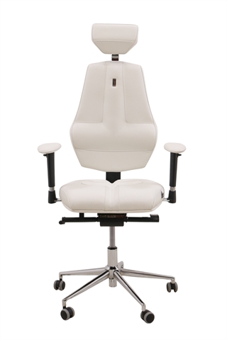 Den hvide Nano kontorstol set forfra.