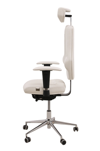 Den hvide Nano kontorstol set fra siden af.