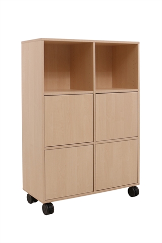 Fumac Jive reol i birk med 6 rum & 4 låger, set forfra i en skrå vinkel.