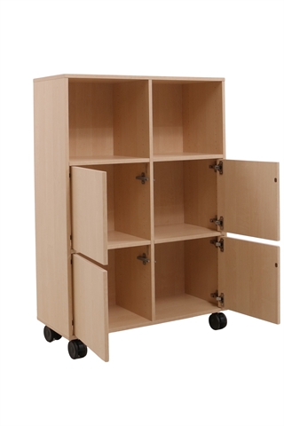 Fumac Jive reol i birk med 6 rum & 4 låger, set forfra i en skrå vinkel.