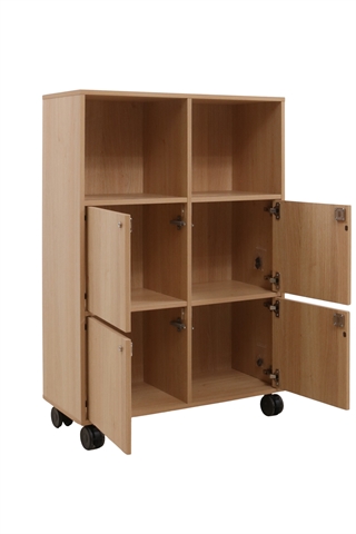 Fumac Jive reol i eg med 6 rum & 4 låger, set forfra i en skrå vinkel.