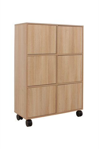 Fumac Jive reol i eg med 6 rum & 6 låger, set forfra i en skrå vinkel.