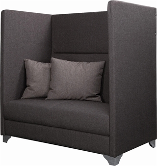 Akustiksofa i grå til 2 personer.