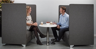 Akustiksofa i grå til 2 personer i miljø.