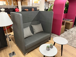 Akustiksofa i grå til 2 personer.