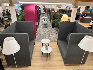 Akustiksofa i grå til 2 personer.