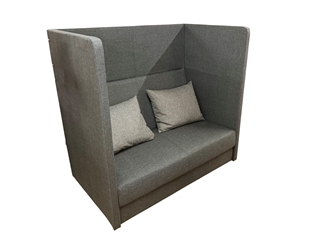 Akustiksofa i grå til 2 personer i miljø.