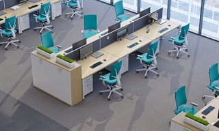 Miljøbillede med kontorstole.