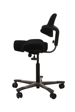 Håg Capisco kontorstol set fra siden af.