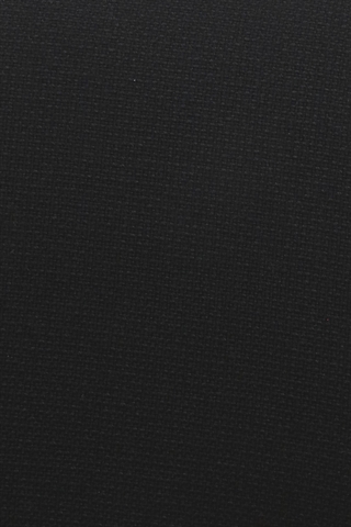 Det sorte fame stof set tæt på.