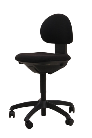 Labofa kontorstol i sort set forfra i en skrå vinkel.