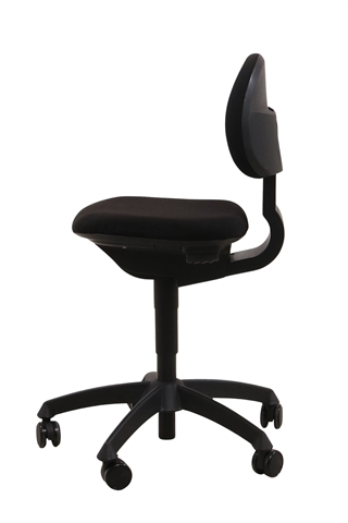 Labofa kontorstol i sort set fra siden af.