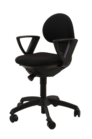 Labofa kontorstol i sort set forfra i en skrå vinkel.