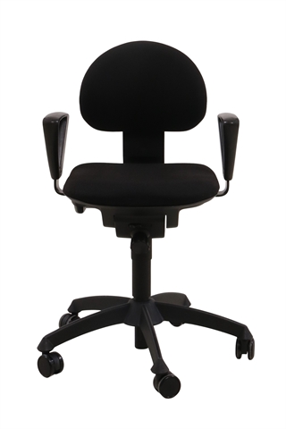 Labofa kontorstol i sort set forfra.