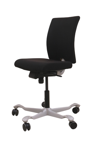 Håg H04 4200 kontorstol set forfra i en skrå vinkel.