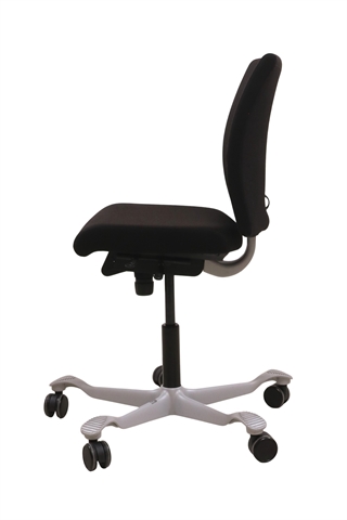 Håg H04 4200 kontorstol set fra siden af.