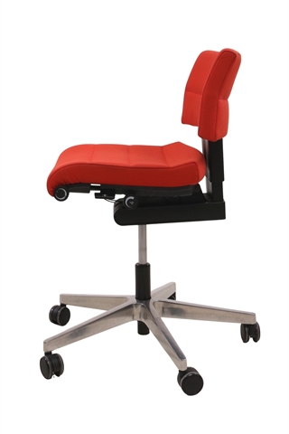 Interstuhl Champ kontorstol i rød set fra siden af.