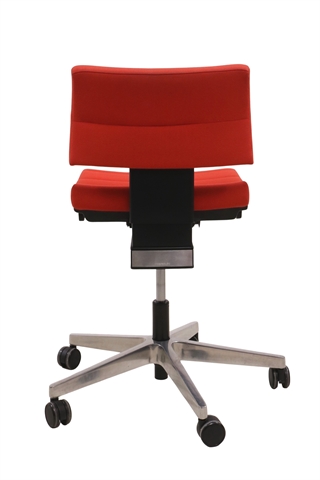 Interstuhl Champ kontorstol i rød set bagfra.