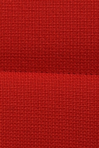 Det rød orange stof set tæt på.