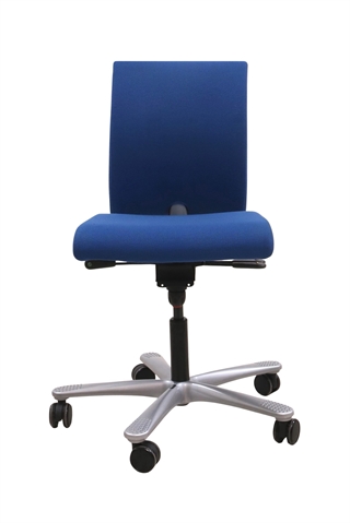 Kontorstol i kobolt blå set forfra.