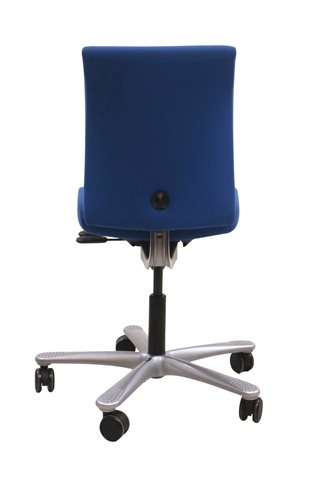 Kontorstol i kobolt blå set bagfra.