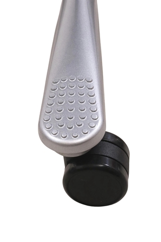 Det nylakerede fodkryds set tæt på.