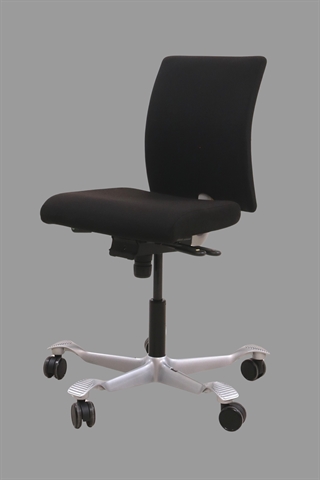 Håg H04 4200 Kontorstol i sort set forfra i en skrå vinkel.