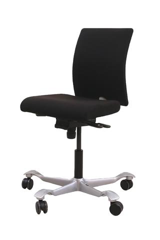 Håg H04 4200 Kontorstol i sort set forfra i en skrå vinkel.